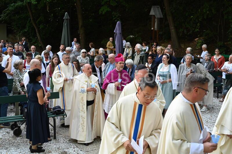 Wallfahrtsmesse bei der Lourdesgrotte im Wienerwald