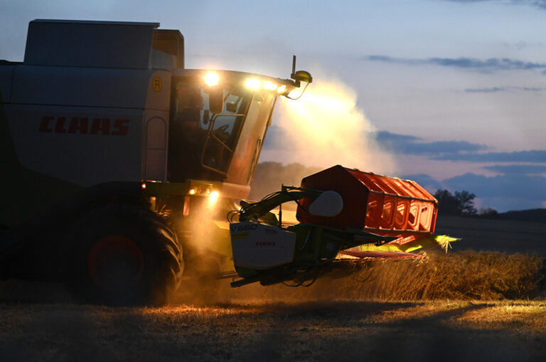 Blog-Mähdrescher_Abend