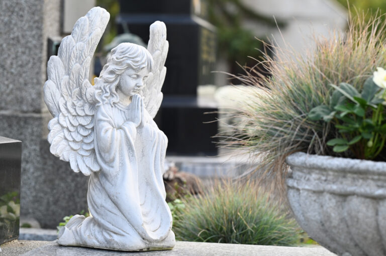 Engel_am_Grab-ID41721