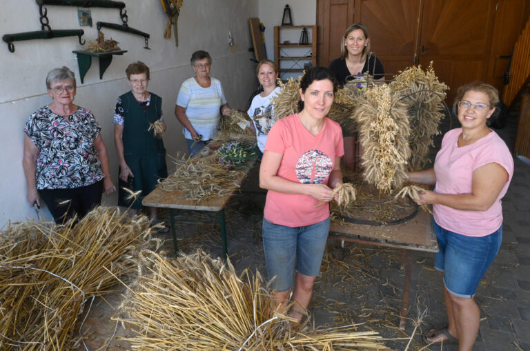 2024-09-07_Erntedankkrone_flechten_Blog