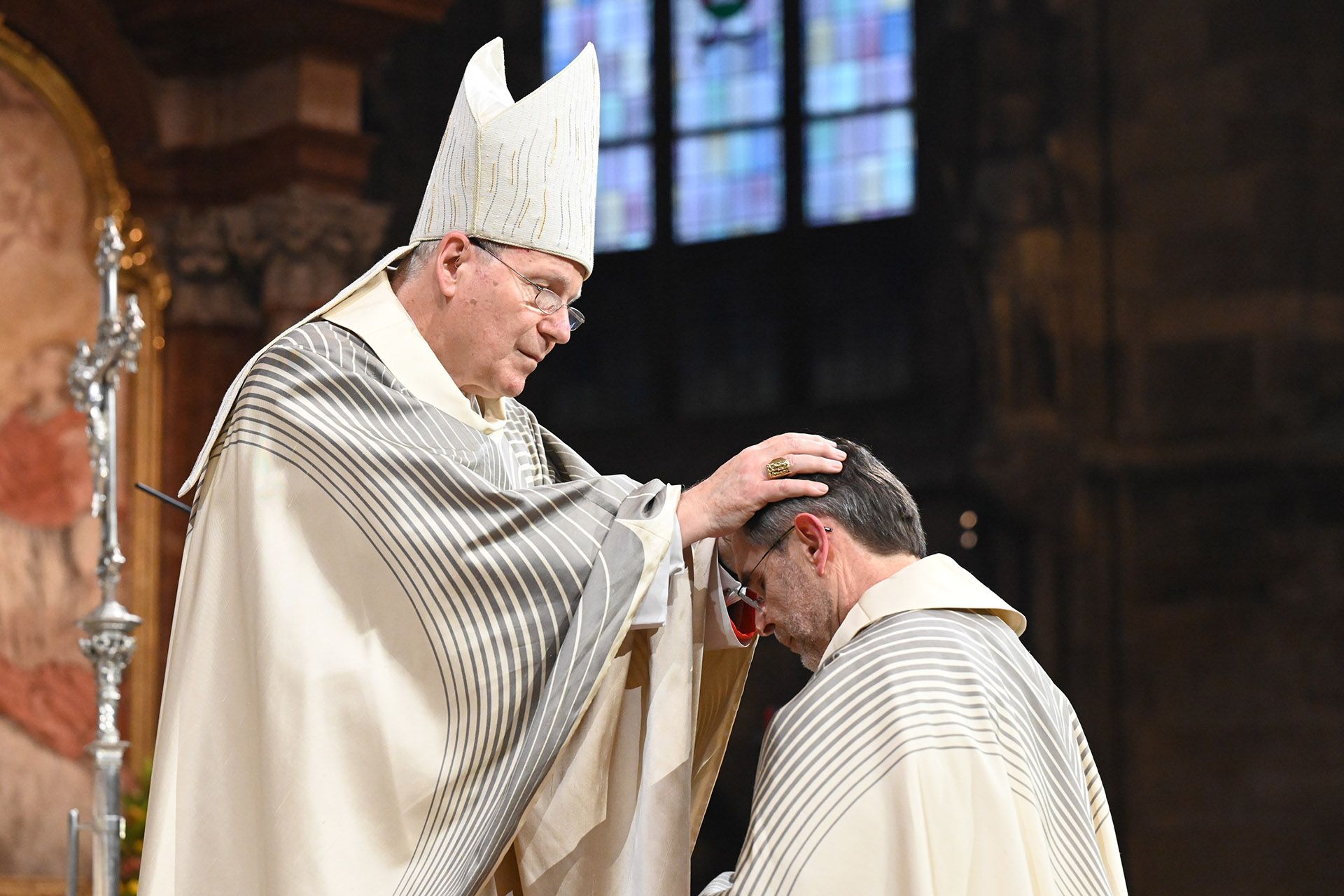 Kardinal Schönborn legt Josef Grünwidl die Hände auf.