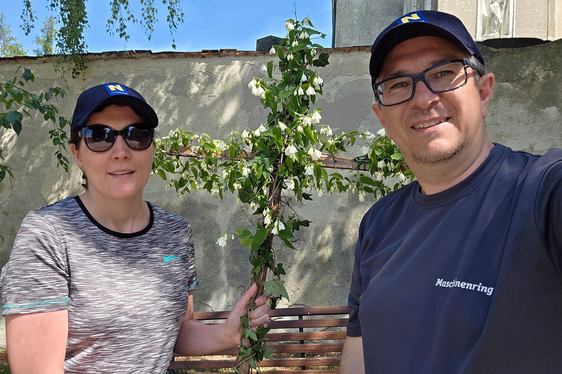 Sonja und Markus Göstl mit geschmückten Kreuz