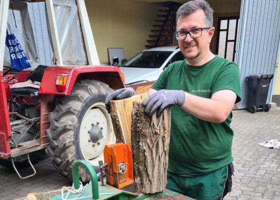 Markus Göstl spaltet Holz