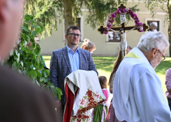 Markus Göstl assistiert Pater Norbert Kalcher