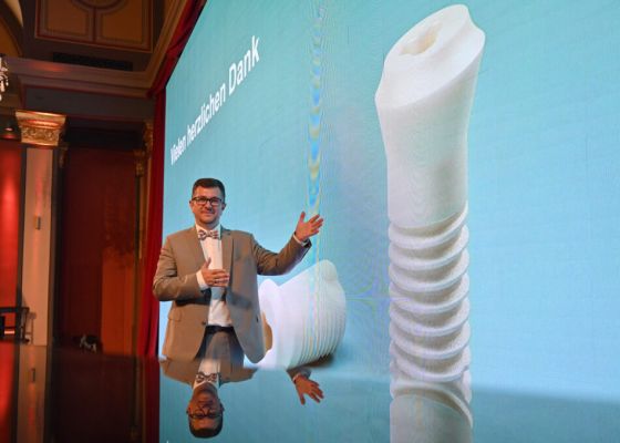 Markus Göstl mit Zahnimplantat