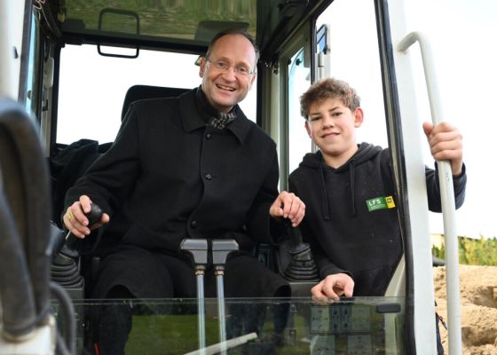 Weihbischof als Baggerfahrer