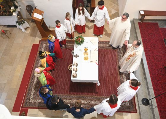 Menschen versammelt um Altar