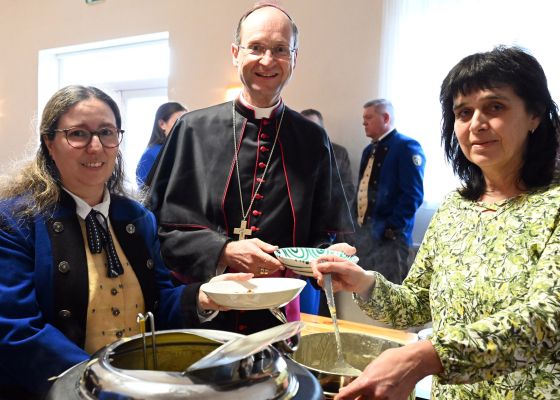 Weihbischof Stephan Turnovszky bei der Suppenausgabe