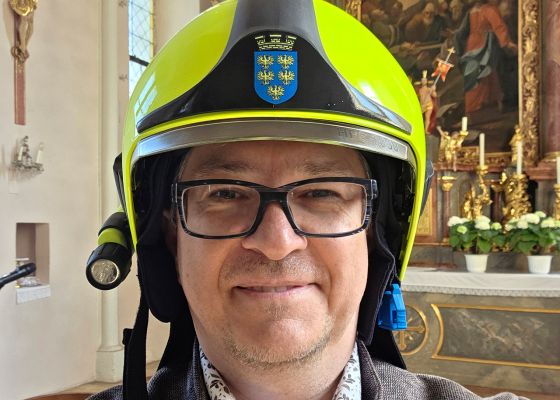 Markus Göstl mit Feuerwehrhelm