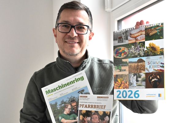 Markus Göstl mit Druckprodukten