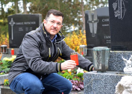 Entzündung einer Grabkerze