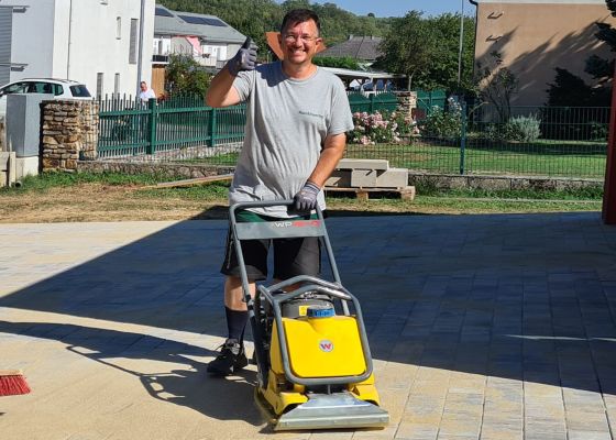 Markus Göstl mit Rüttelplatte