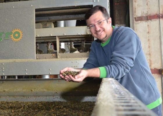 Markus Göstl mit Kürbiskernen