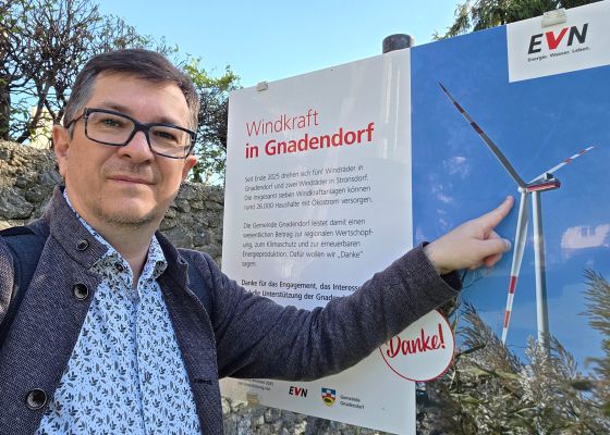 Markus Göstl zeigt Windradfoto
