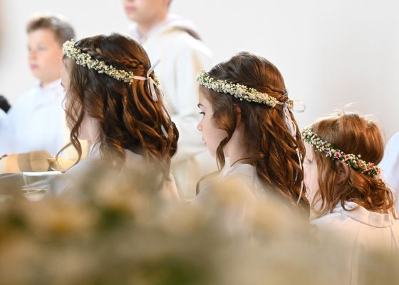 Mädchen mit Haarschmuck bei der Erstkommunion