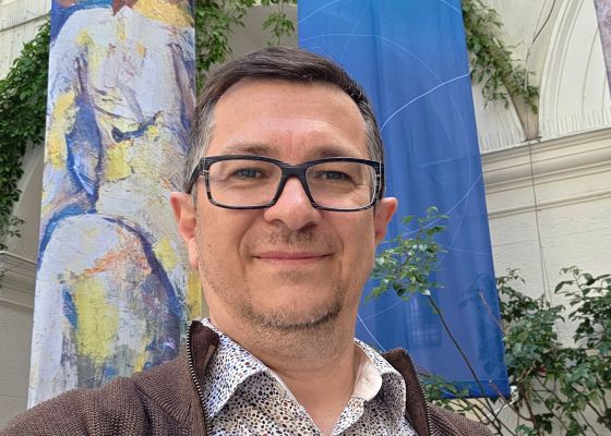 Markus Göstl mit Hintergrundbanner "Danke!"