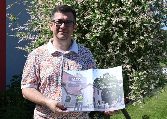 Markus Göstl mit Zeitschrift