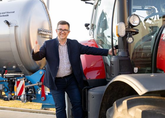 Markus Göstl am Traktor (© Maschinenring/Parth)