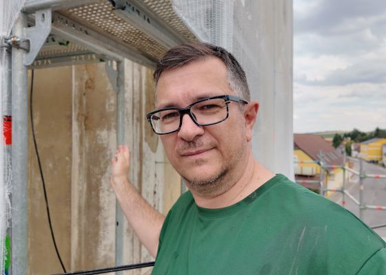 Markus Göstl am Gerüst beim Kirchturm in Wenzersdorf