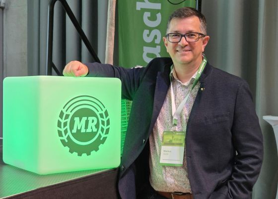 Markus Göstl mit Maschinenringwürfel