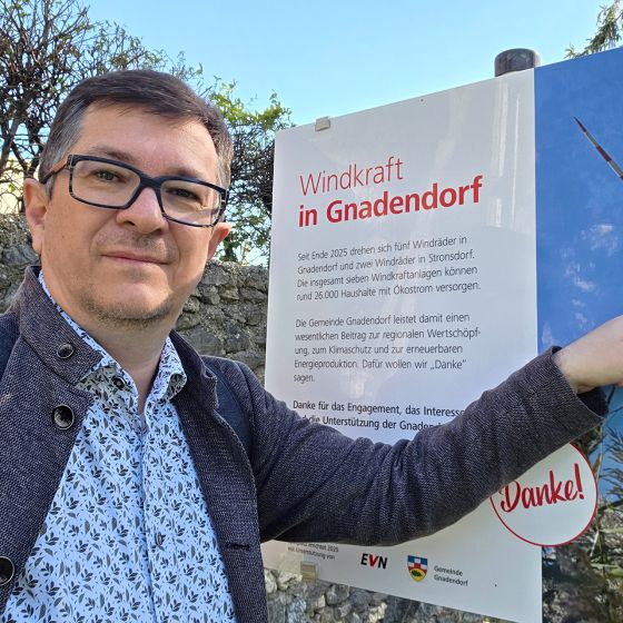 Markus Göstl zeigt Windradfoto