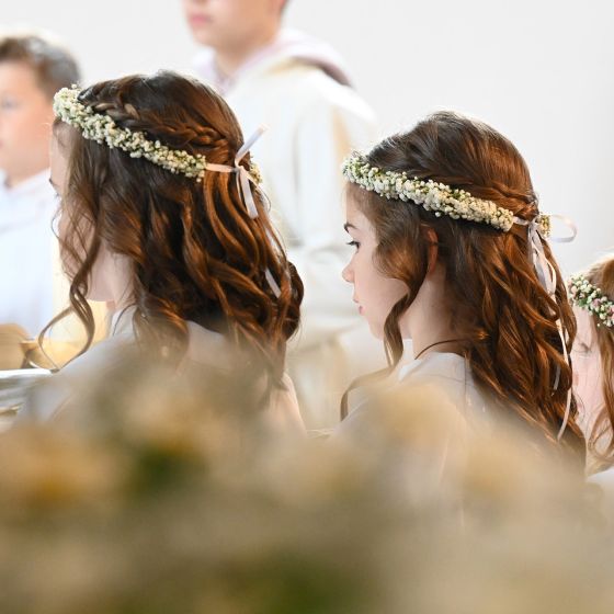 Mädchen mit Haarschmuck bei der Erstkommunion