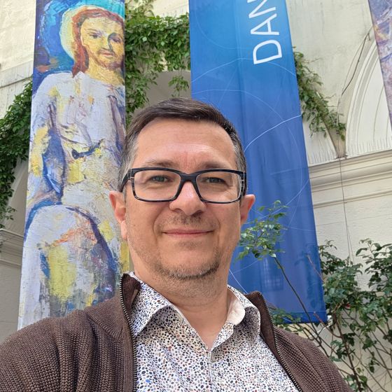 Markus Göstl mit Hintergrundbanner "Danke!"