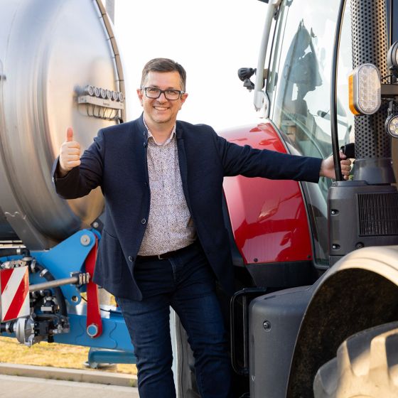 Markus Göstl am Traktor (© Maschinenring/Parth)