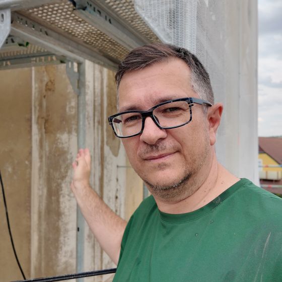 Markus Göstl am Gerüst beim Kirchturm in Wenzersdorf